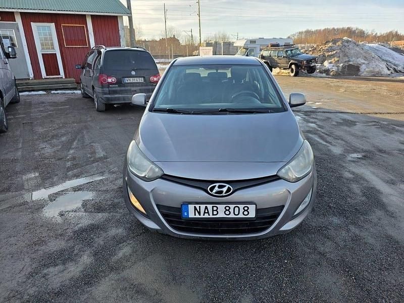 Begagnad Hyundai i20 Select 84 HK (61 kW) 2013 Grå Halvkombi