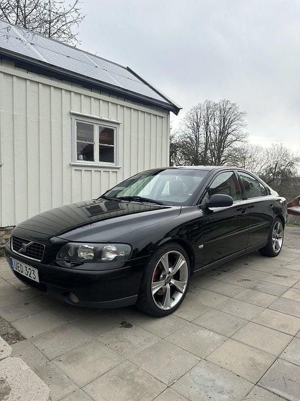 Svart Begagnad 2004 Volvo S60 Sedan | 19 000 kr (Superpris) - Bild 1/3