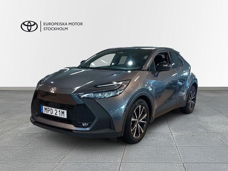 Mörkgrå (grå) Begagnad 2024 Toyota C-HR Style SUV | 329 900 kr (Marknadspris) - Bild 1/3