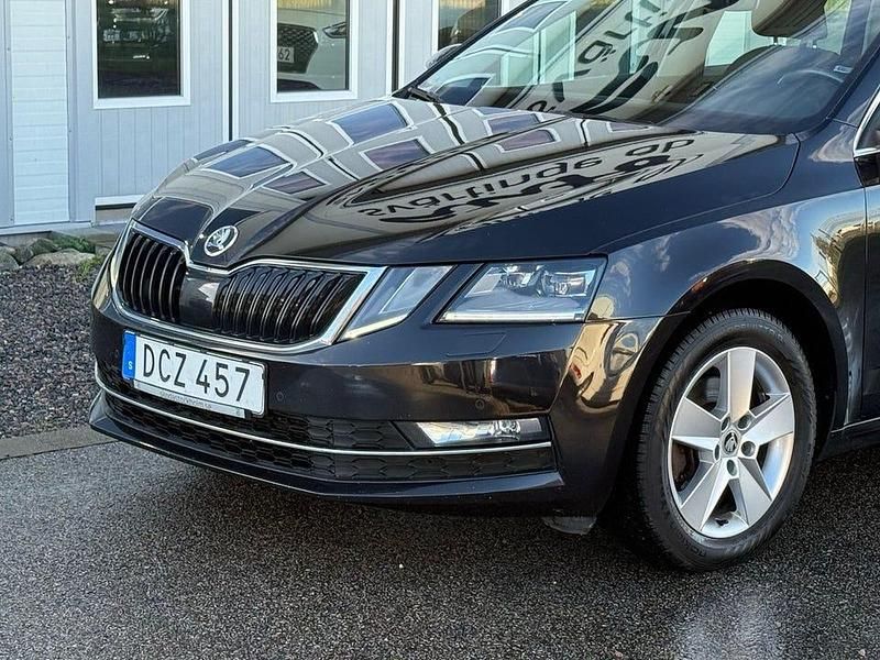 Begagnad Skoda Octavia Style 150 HK (110 kW) 2018 Svart Kombi