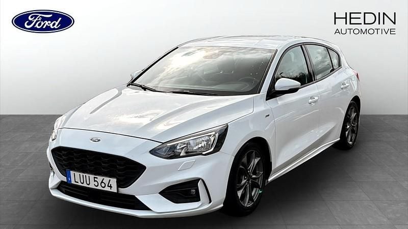 Frozen white Begagnad 2019 Ford Focus ST-Line Halvkombi | 159 900 kr (Marknadspris) - Bild 1/4