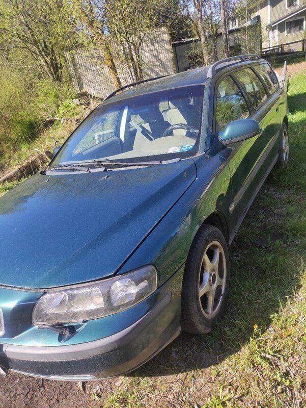 Grå Begagnad 2001 Volvo V70 Kombi | 10 000 kr (Superpris) - Bild 1/2