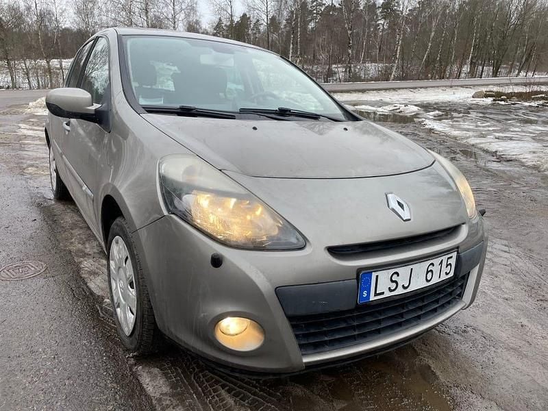 Begagnad Renault Clio R.S. 75 HK (55 kW) 2011 Nybesiktigad clio med bes.t.o.m. 2027.04.30 Halvkombi