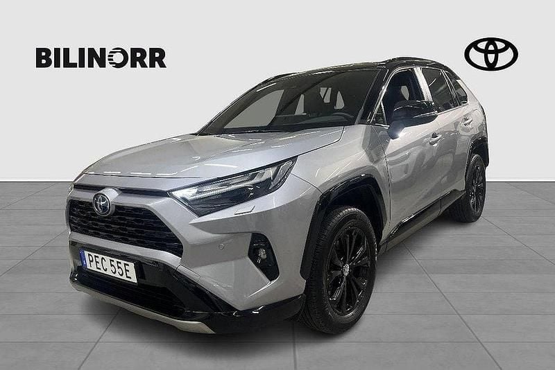 Grå Begagnad 2024 Toyota RAV4 Hybrid Style SUV | 429 900 kr (Marknadspris) - Bild 1/4