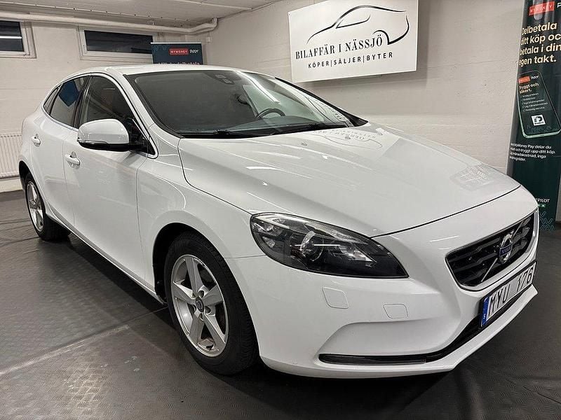 Vit Begagnad 2012 Volvo V40 Kombi | 84 900 kr (Marknadspris) - Bild 1/4