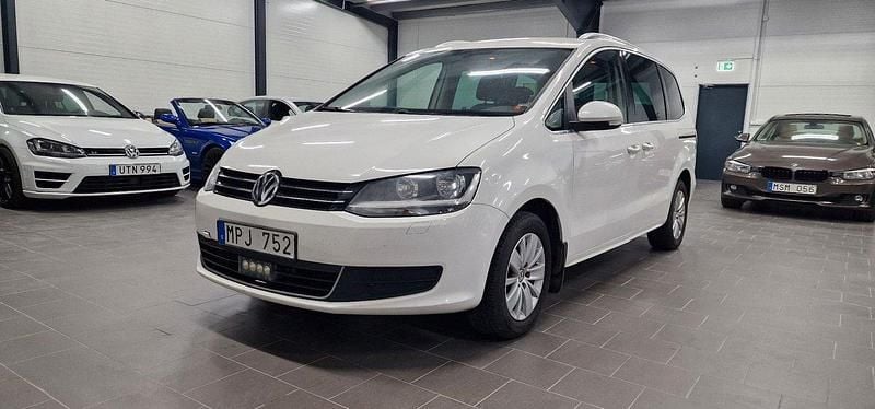 Vit Begagnad 2011 VW Sharan Minibuss | 74 900 kr (Bra pris) - Bild 1/4