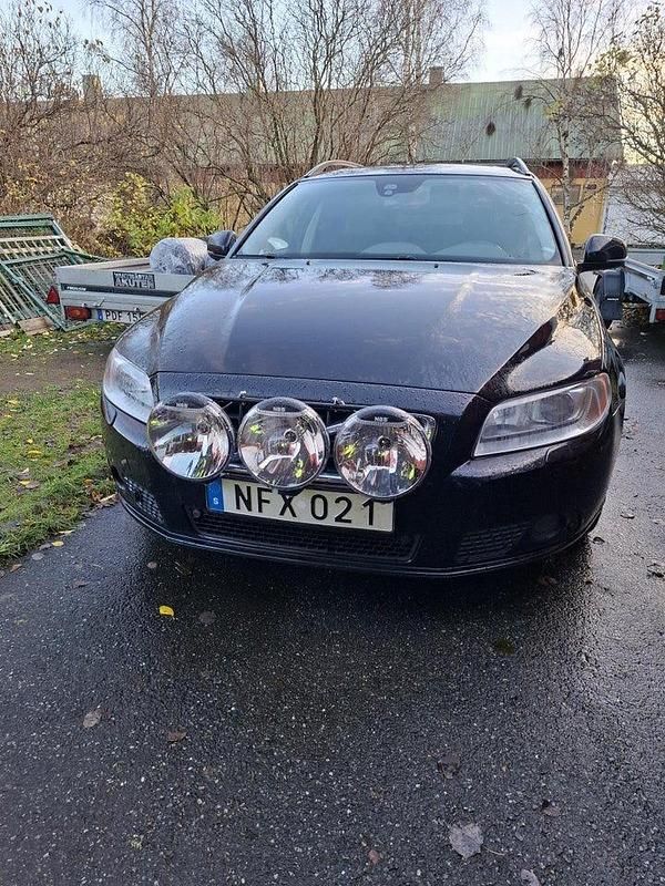 Svart Begagnad 2013 Volvo V70 Momentum Kombi | 115 000 kr (Marknadspris) - Bild 1/4