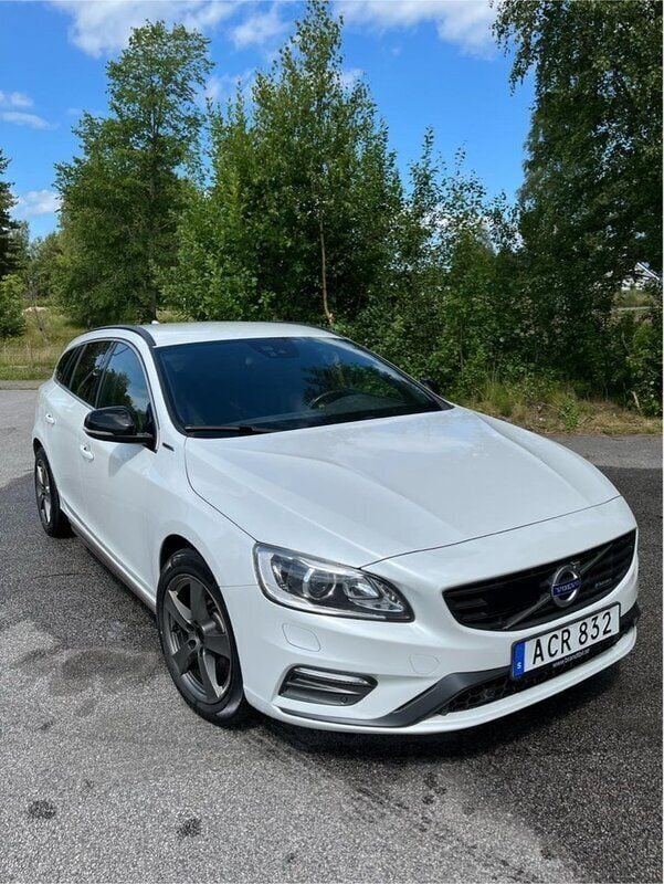 Vit Begagnad 2015 Volvo V60 R-Design Kombi | 165 000 kr (Marknadspris) - Bild 1/4