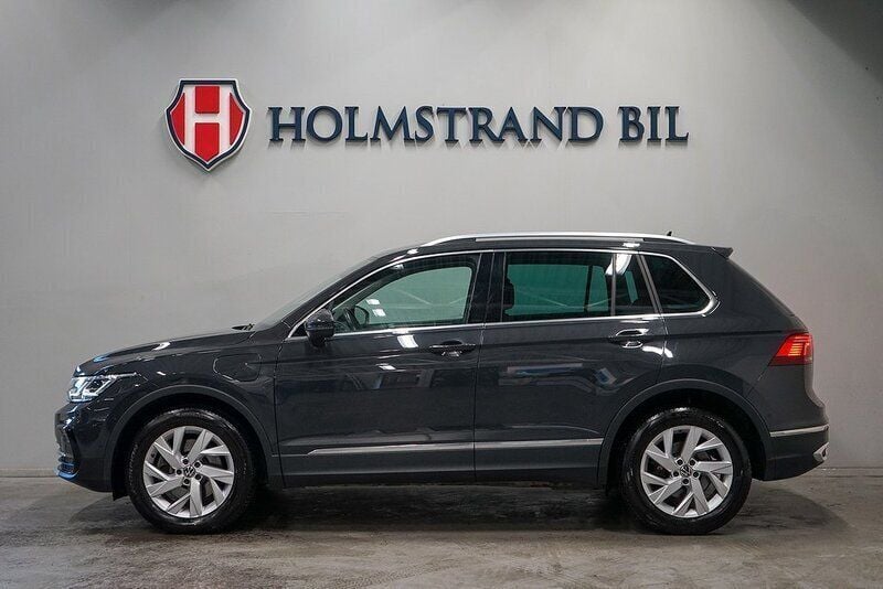 Grå Begagnad 2022 VW Tiguan Elegance SUV | 329 900 kr (Bra pris) - Bild 1/4