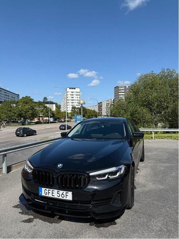 Svart Begagnad 2021 BMW 530e Sedan | 349 000 kr (Marknadspris) - Bild 1/4