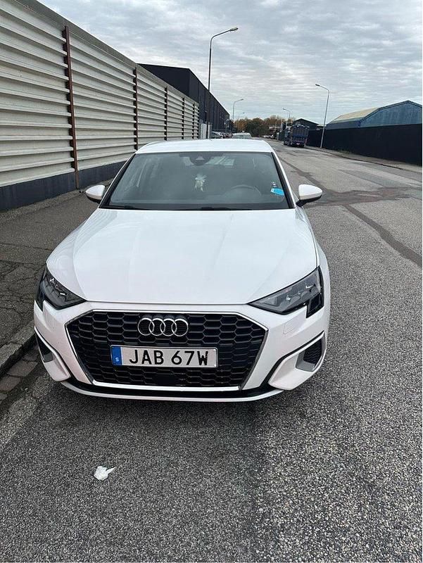 Vit Begagnad 2023 Audi A3 Sportback Comfort Halvkombi | 199 000 kr (Bra pris) - Bild 1/4