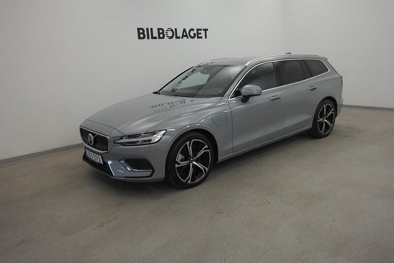 Grå Ny 2024 Volvo V60 Plus Kombi | 559 500 kr (Dyr) - Bild 1/4