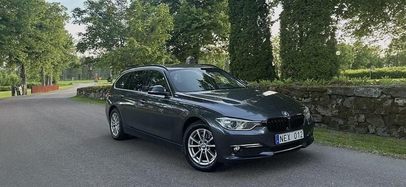 Grå Begagnad 2013 BMW 320 Luxury Line Kombi | 94 500 kr (Marknadspris) - Bild 1/4
