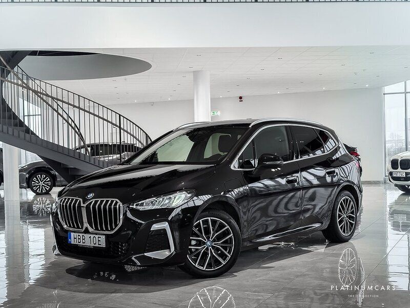 Svart (svart metallic) Begagnad 2022 BMW 225 Active Tourer M Sport Minibuss | 379 000 kr (Dyr) - Bild 1/4