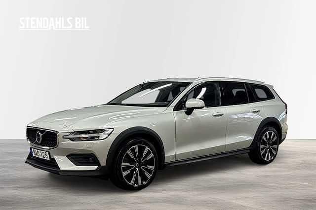 Vit Begagnad 2021 Volvo V60 CC Kombi | 299 700 kr (Marknadspris) - Bild 1/4