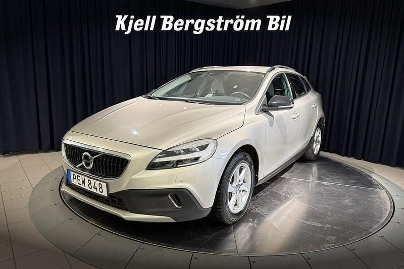 Begagnad Volvo V40 CC Momentum 152 HK (111 kW) 2017 Brun metallic Kombi