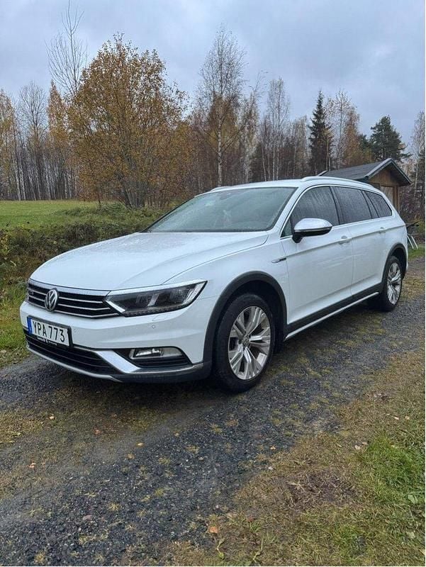 Vit Begagnad 2018 VW Passat Alltrack Kombi | 210 000 kr (Marknadspris) - Bild 1/4