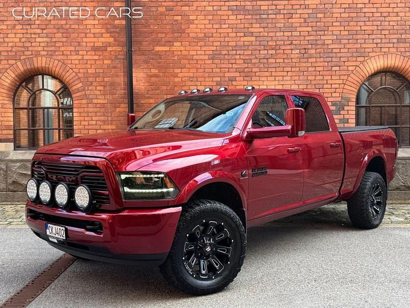 Mörkröd (röd) Begagnad 2011 Dodge Ram Pickup | 599 900 kr - Bild 1/4