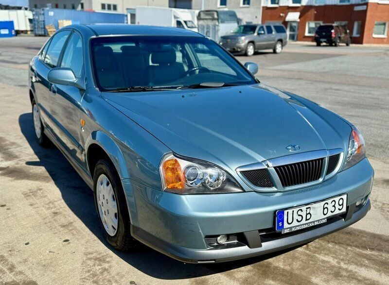 Grå Begagnad 2004 Chevrolet Evanda Sedan | 23 000 kr - Bild 1/4