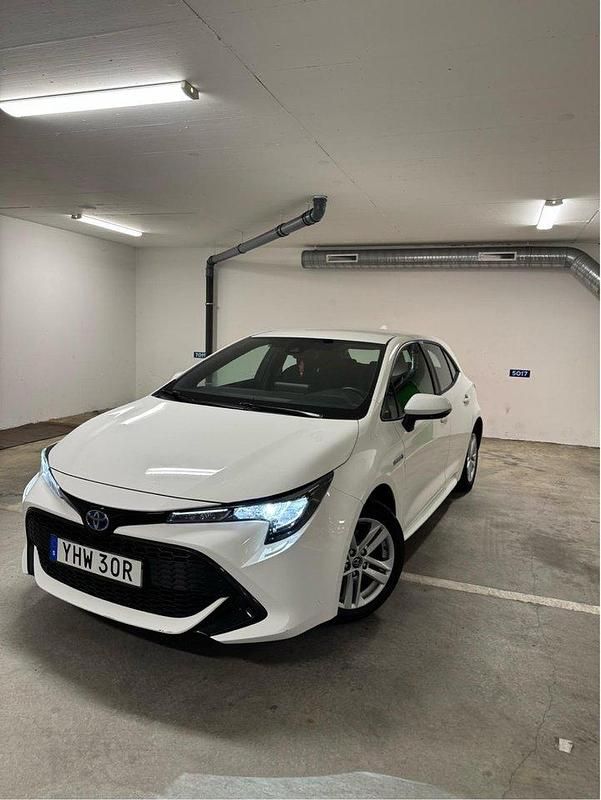 Vit Begagnad 2019 Toyota Corolla Hybrid Active Halvkombi | 200 000 kr (Marknadspris) - Bild 1/4
