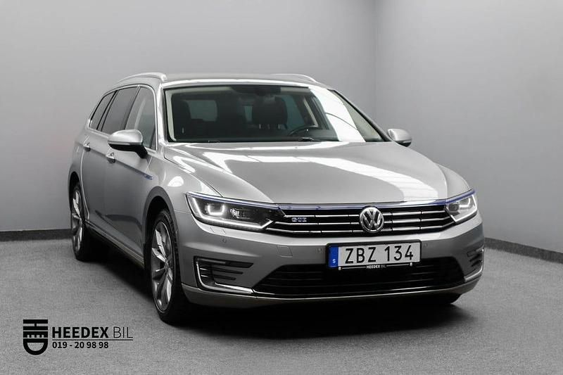 Diving blue metallic Begagnad 2017 VW Passat Business Kombi | 179 800 kr (Lite dyr) - Bild 1/4