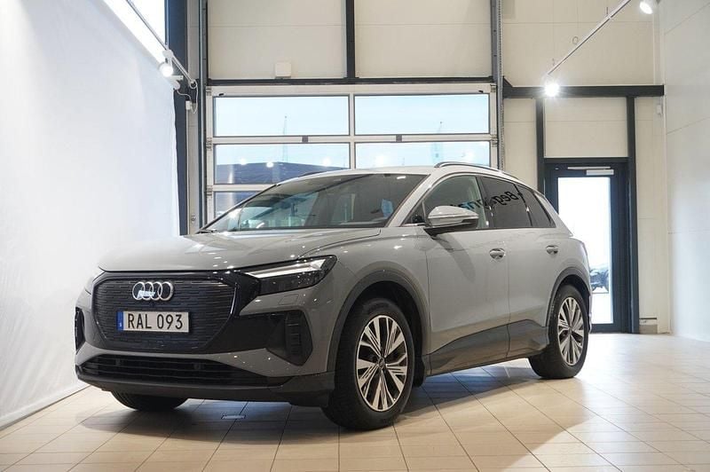 Grå Begagnad 2023 Audi Q4 e-tron Comfort SUV | 339 800 kr (Marknadspris) - Bild 1/4