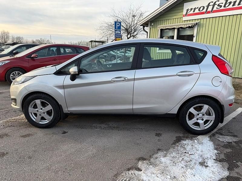 Begagnad Ford Fiesta Trend 80 HK (58 kW) 2014 Silver Halvkombi
