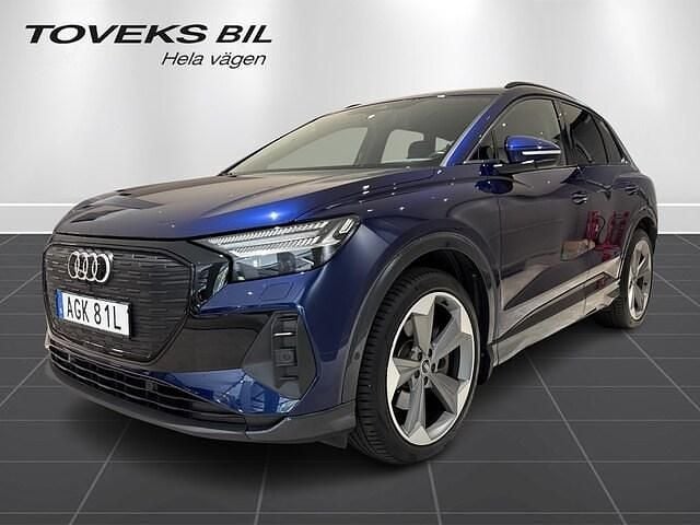 Navarrablå metallic Begagnad 2023 Audi Q4 e-tron Advanced SUV | 469 000 kr (Marknadspris) - Bild 1/4