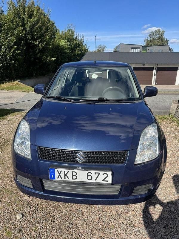 Blå Begagnad 2006 Suzuki Swift Halvkombi | 26 000 kr (Marknadspris) - Bild 1/4