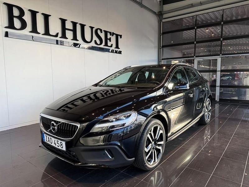 Svart Begagnad 2017 Volvo V40 CC Summum Kombi | 179 900 kr (Lite dyr) - Bild 1/4