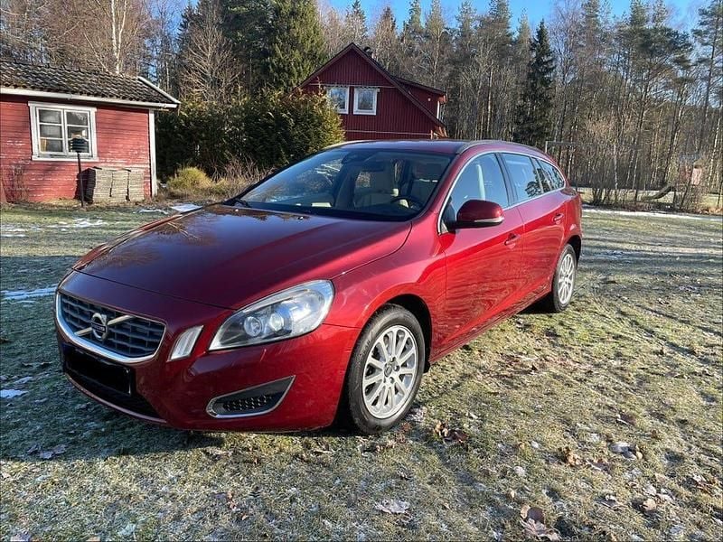 Begagnad 2012 Volvo V60 Kombi | 74 000 kr (Marknadspris) - Bild 1/4