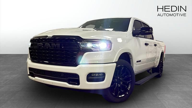 Vit Ny 2025 RAM 1500 Pickup | 1 298 530 kr (Dyr) - Bild 1/4