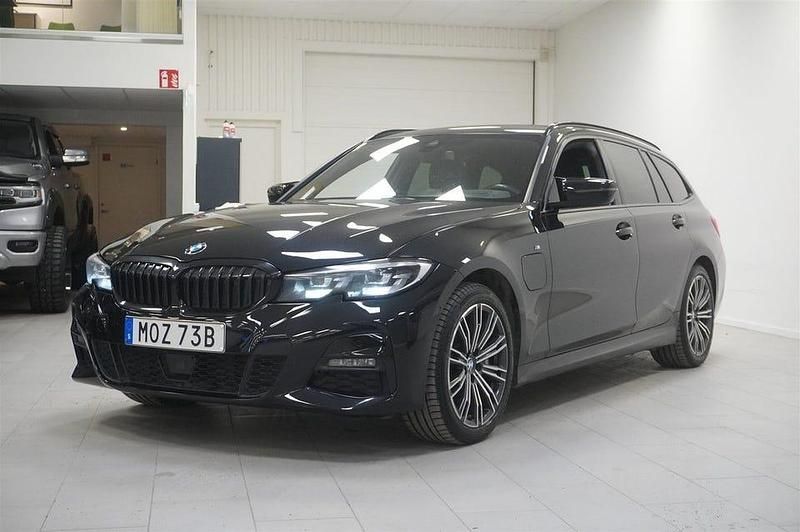 Safirsvart metallic Begagnad 2021 BMW 330 M Sport Kombi | 299 800 kr - Bild 1/4