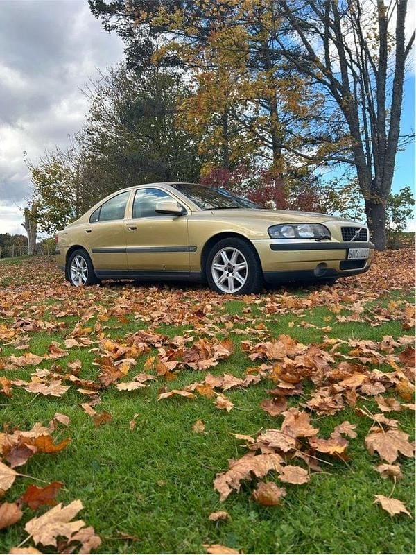 Gul Begagnad 2001 Volvo S60 Sedan | 38 000 kr - Bild 1/4