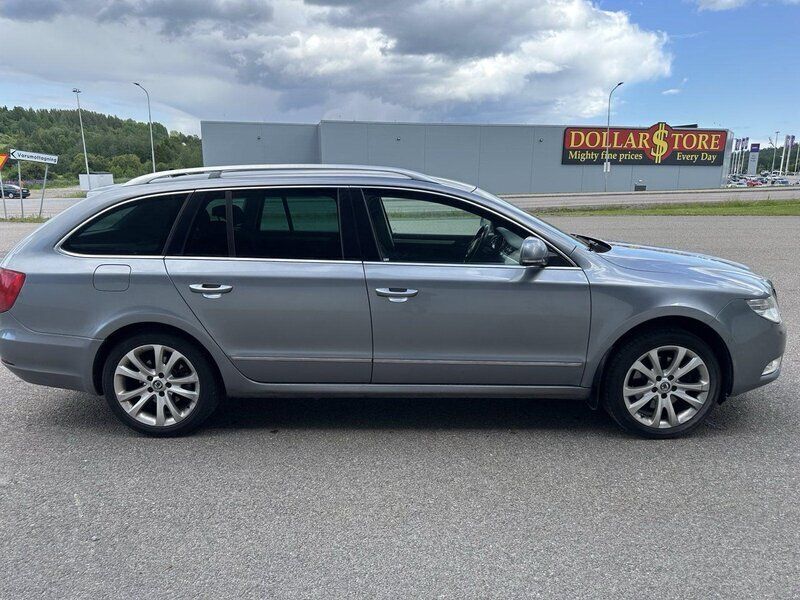 Silver Begagnad 2010 Skoda Superb Elegance Kombi | 64 500 kr (Lite dyr) - Bild 1/4