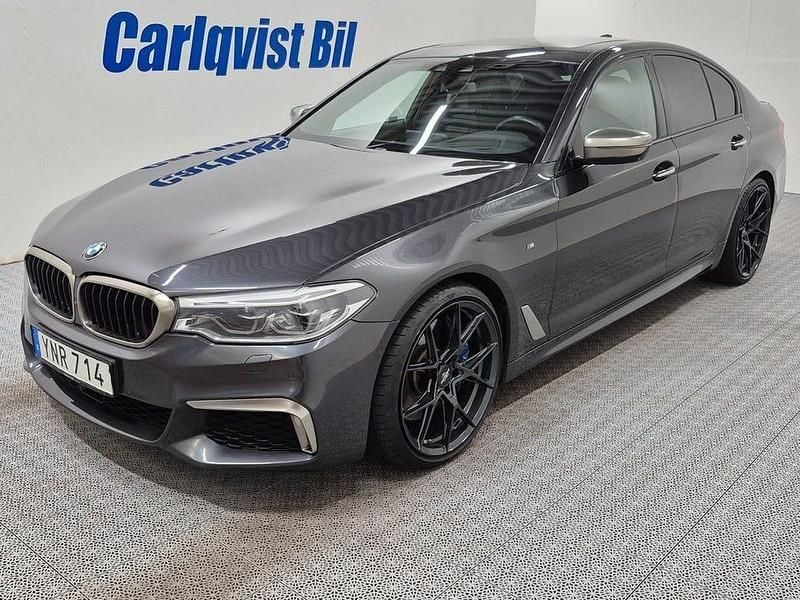 Grå (sophistogrå metallic) Begagnad 2018 BMW M550 M Sport Sedan | 429 000 kr (Lite dyr) - Bild 1/4