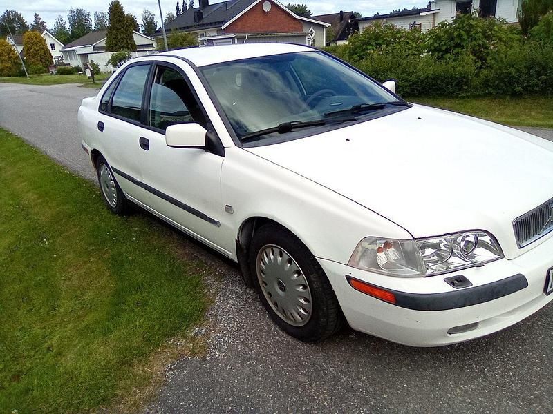Vit Begagnad 2001 Volvo S40 Sedan | 14 000 kr (Bra pris) - Bild 1/3