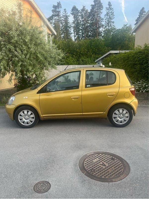 Gul Begagnad 2002 Toyota Yaris Halvkombi | 14 500 kr (Marknadspris) - Bild 1/2