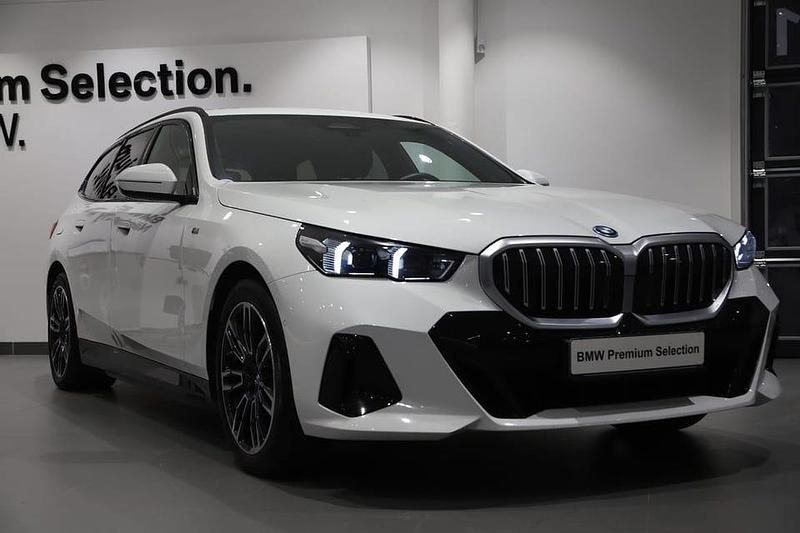 Vit Begagnad 2025 BMW 530 Shadowline Kombi | 559 000 kr - Bild 1/3