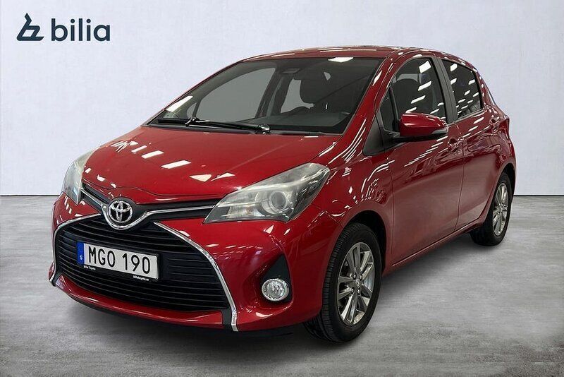 Mörkröd (röd) Begagnad 2015 Toyota Yaris Active Halvkombi | 134 900 kr (Lite dyr) - Bild 1/3