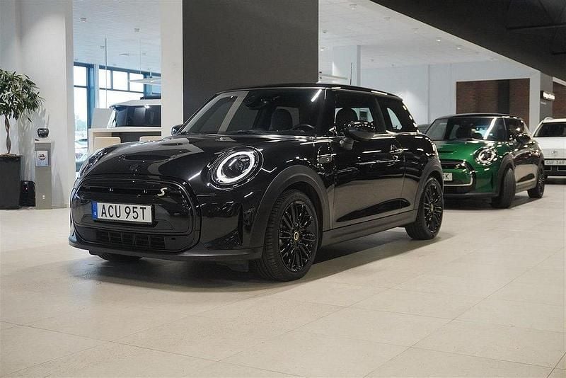 Svart Begagnad 2022 Mini Cooper Classic Halvkombi | 219 800 kr (Marknadspris) - Bild 1/4