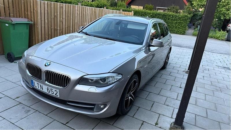 Silver Begagnad 2011 BMW 520 Kombi | 89 000 kr (Marknadspris) - Bild 1/4