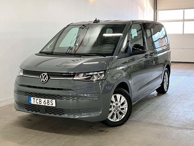 Grå Begagnad 2022 VW Multivan Life Minibuss | 459 900 kr (Bra pris) - Bild 1/4