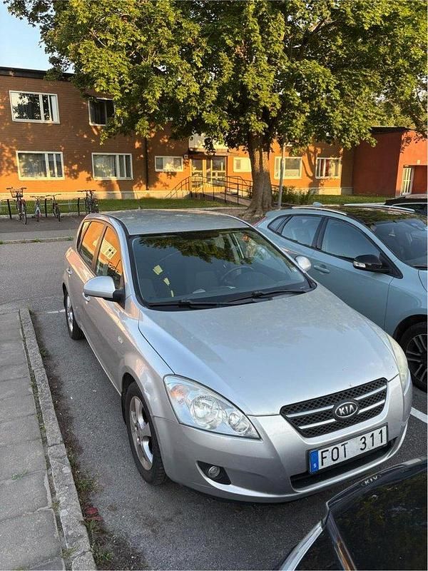 Silver Begagnad 2007 Kia Ceed 4 Halvkombi | 28 000 kr (Bra pris) - Bild 1/4