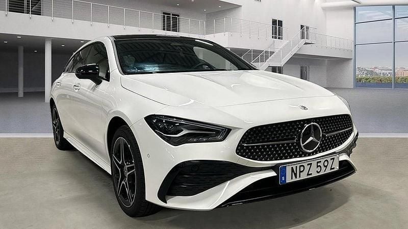 Vit Begagnad 2025 Mercedes CLA250e Shooting Brake AMG Kombi | 419 000 kr (Marknadspris) - Bild 1/2