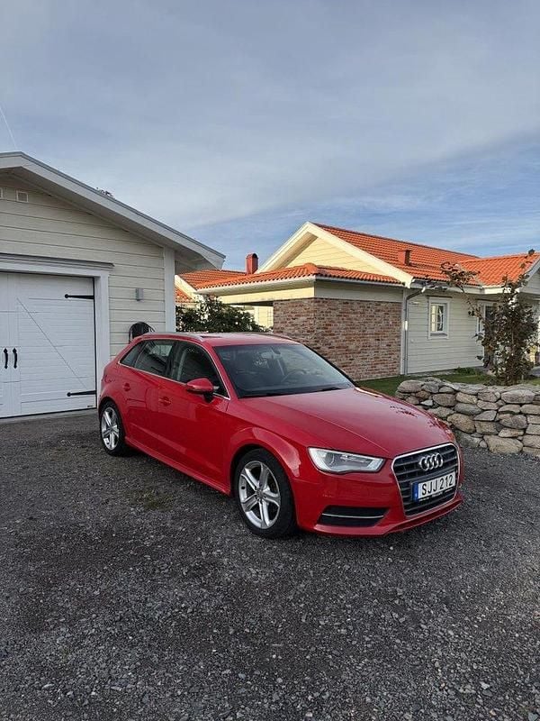 Röd Begagnad 2015 Audi A3 Sportback Attraction Halvkombi | 115 000 kr (Marknadspris) - Bild 1/4