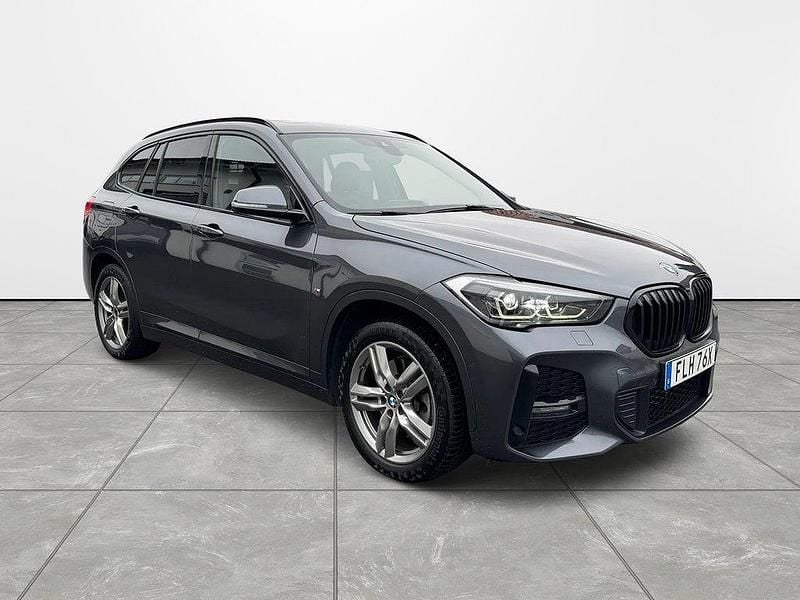 Grå Begagnad 2021 BMW X1 M Sport SUV | 299 800 kr (Marknadspris) - Bild 1/4