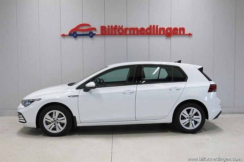 Vit Begagnad 2020 VW Golf VIII Halvkombi | 239 900 kr (Marknadspris) - Bild 1/4