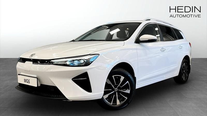 Vit (white) Begagnad 2022 MG MG5 EV Comfort Kombi | 209 900 kr - Bild 1/4