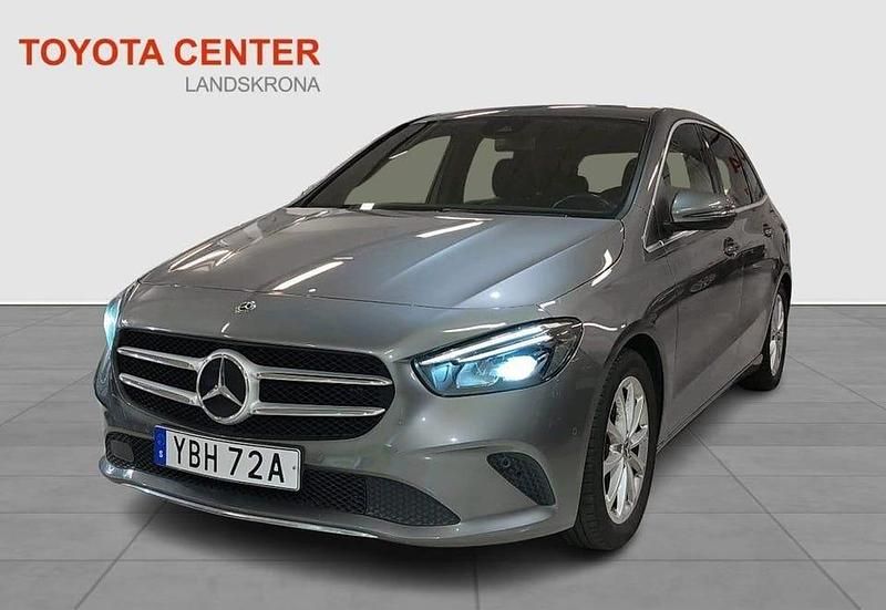 Grå Begagnad 2019 Mercedes B180 Minibuss | 224 900 kr (Marknadspris) - Bild 1/4